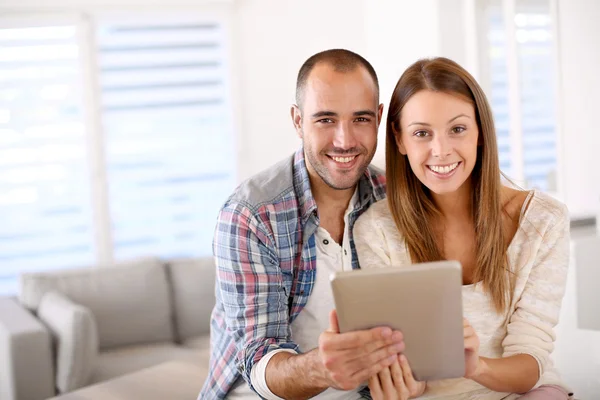 Jong koppel met laptop — Stockfoto