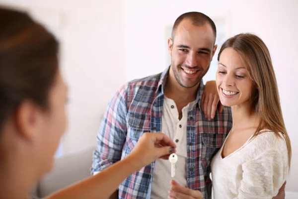 Glückliches Paar mit Schlüsseln — Stockfoto