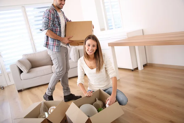 Couple moving in new home — Stock Photo, Image