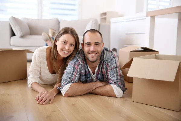 Smiling couple at home — Stock Photo, Image