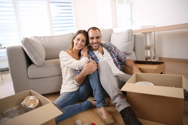 Adultos felizes em casa — Fotografia de Stock