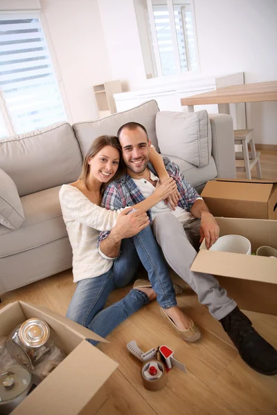 Couple heureux dans une nouvelle maison — Photo