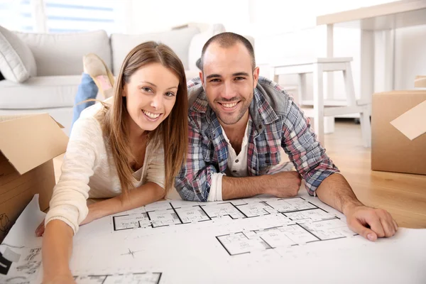 Paret tittar på hus plan — Stockfoto