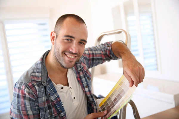 Cheerful guy in new apartment — Stock Photo, Image