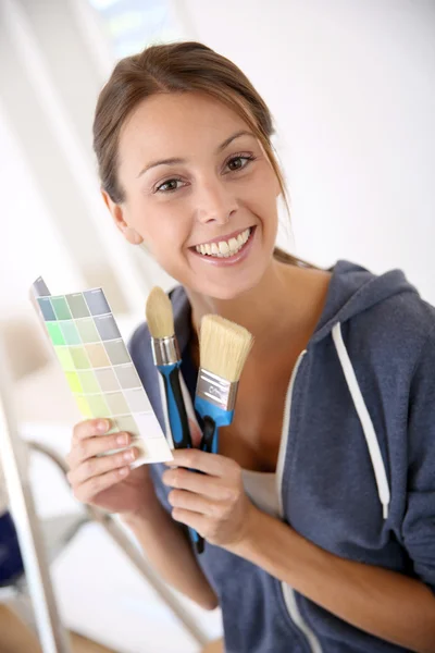 Mujer joven lista para renovar interiores — Foto de Stock