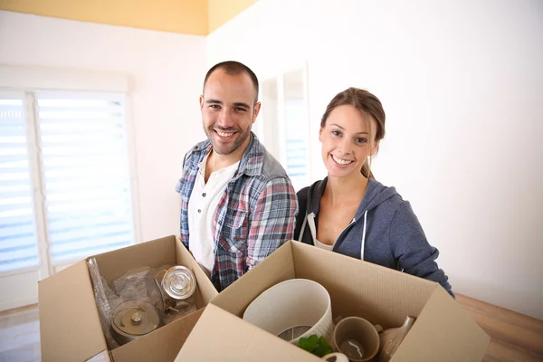 Young adults packing stuff — Stock Photo, Image