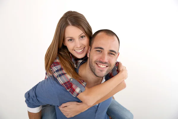 Hombre dando paseo a cuestas a su novia — Foto de Stock