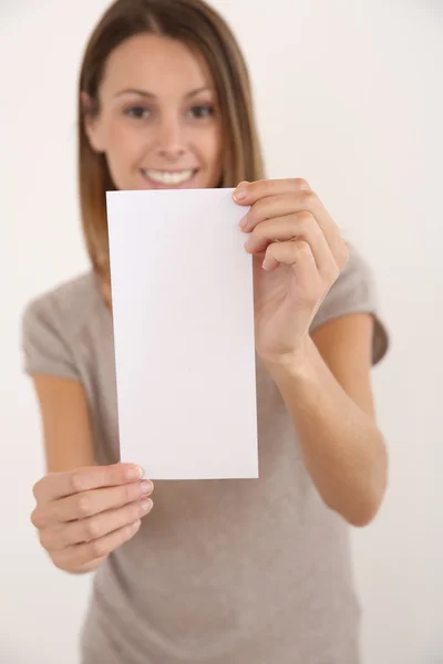 Mulher alegre segurando folheto — Fotografia de Stock