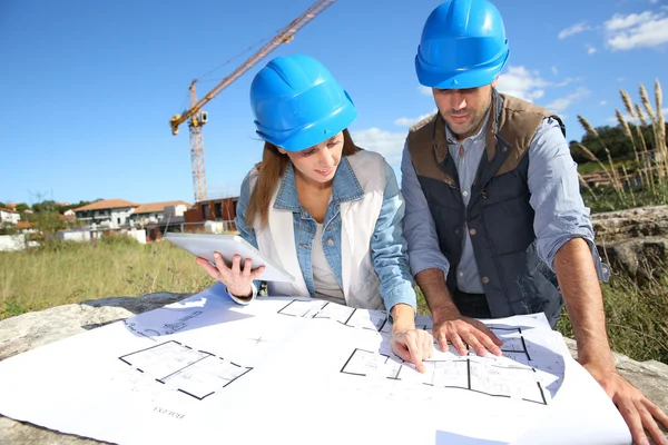 Architects looking at blueprint — Stock Photo, Image