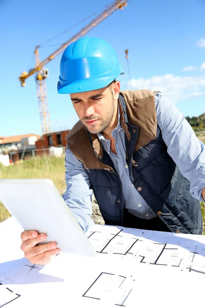 Engenheiro usando tablet — Fotografia de Stock