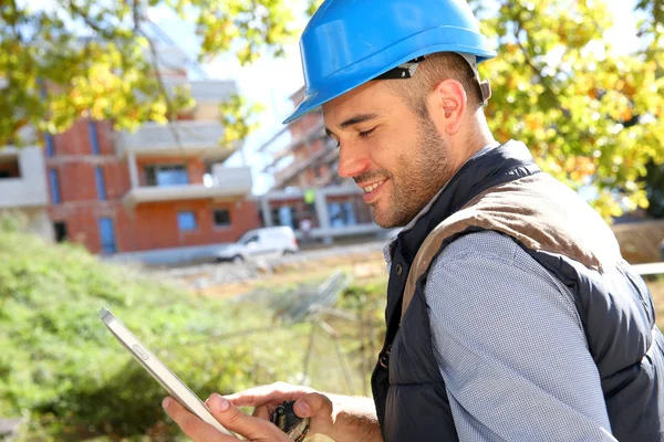 Foreman using tablet — Stock Photo, Image