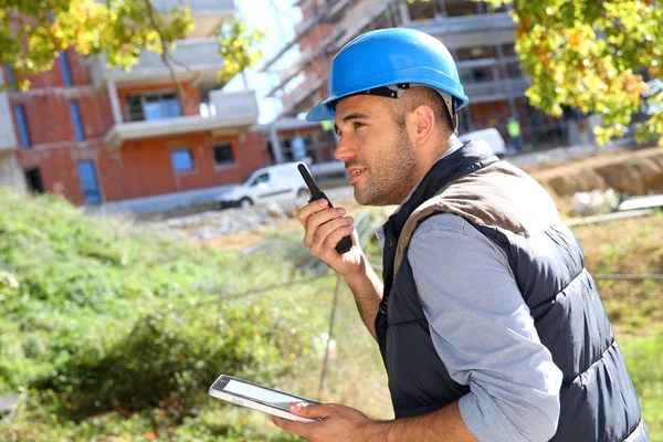 Contremaître avec tablette et walkie talkie — 图库照片