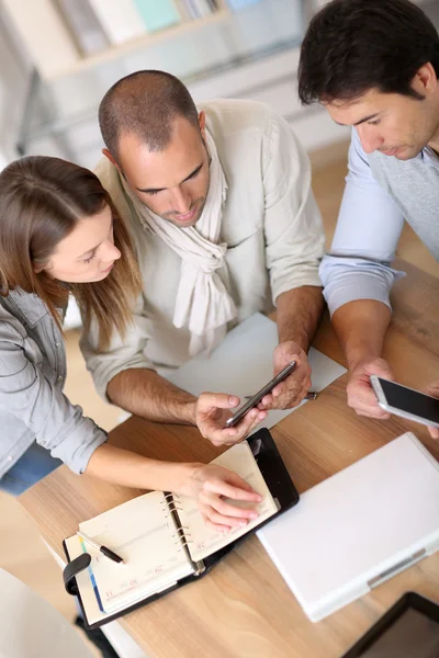 Gente de negocios usando smartphone Imágenes de stock libres de derechos