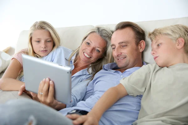 Familie in Bank websurfing — Stockfoto