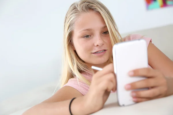 Dívka používající smartphone — Stock fotografie