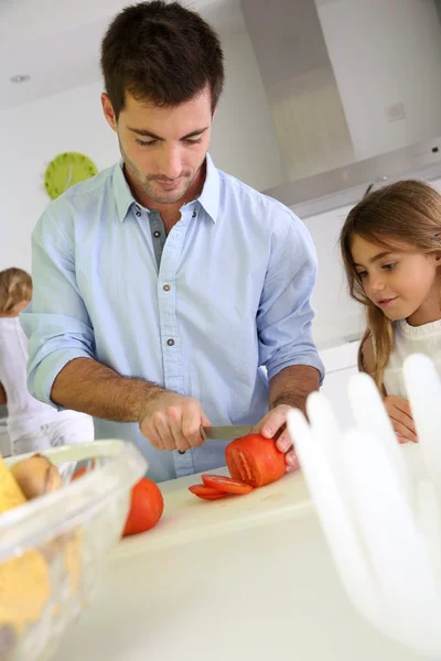 Homem preparando almoço com filha — Fotografia de Stock