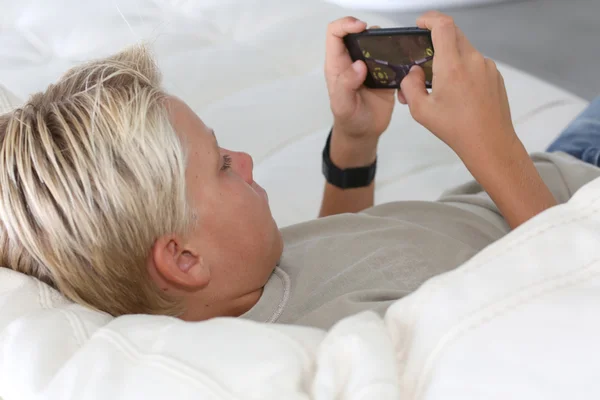 男の子ビデオゲームをプレイ — ストック写真