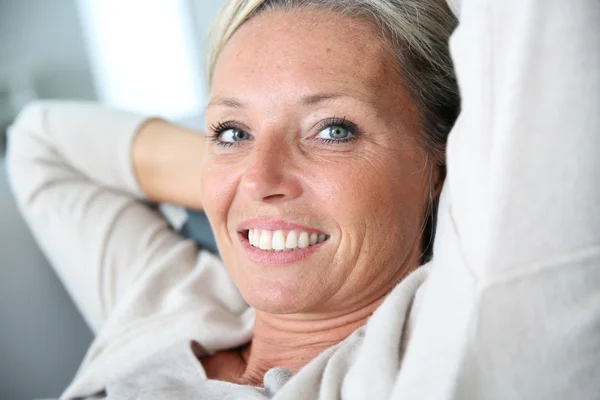 Volwassen aantrekkelijke vrouw — Stockfoto