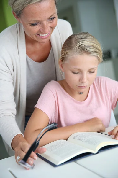 Мама помогает девочке с домашним заданием — стоковое фото