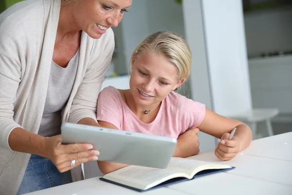 Mamma att hjälpa flickan med läxor — Stockfoto