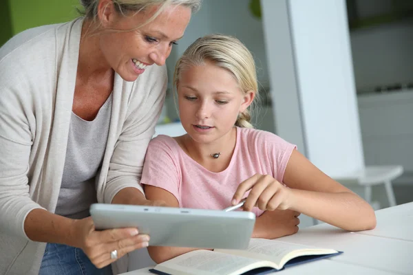 Moeder helpen meisje met huiswerk — Stockfoto