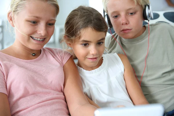 Kids listening to music — Stock Photo, Image