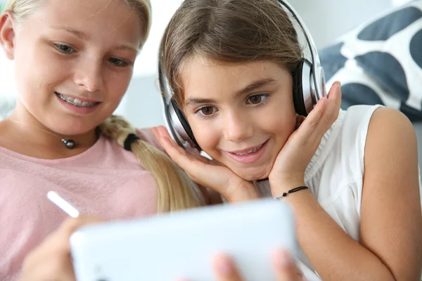 Kids listening to music — Stock Photo, Image