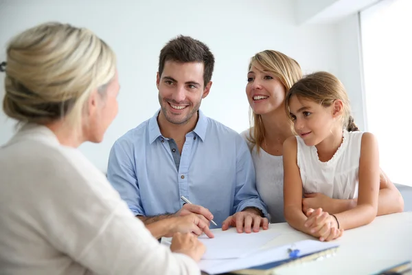 Familie bijeenkomst vastgoed agent — Stockfoto