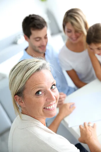 Family meeting real-estate agent — Stock Photo, Image