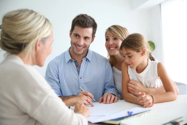Familj möte fastigheter agent Stockfoto
