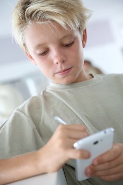 Çocuk akıllı telefonla oynuyor.