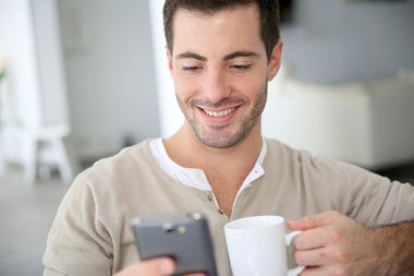 adam akıllı telefon üzerinde bağlı
