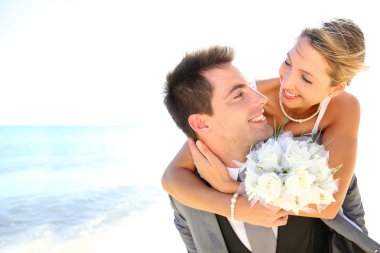 Atçılık vererek onun gelin damat