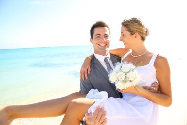 onun kollarında Holding gelin damat