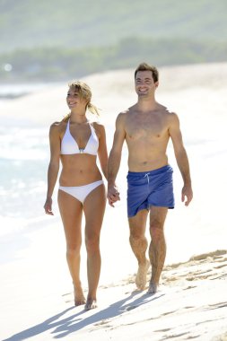 Kumsalda yürüyen çift