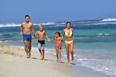 plajda çalışan aile