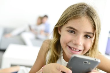 Smartphone ile oynayan kız