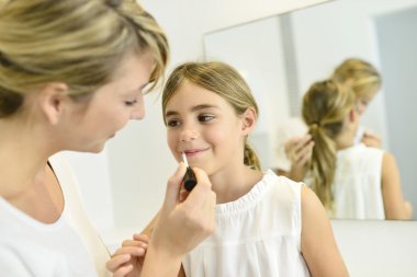 Annesinin makyaj ile oynayan kız