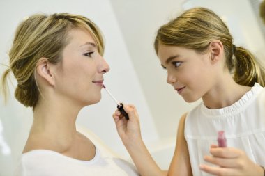 Annesinin makyaj ile oynayan kız