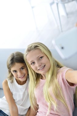 birlikte oynayan kızlar