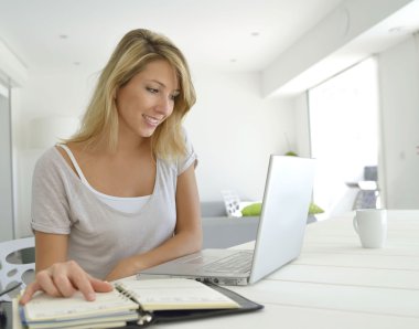pazarlamacı laptop ile çalışma