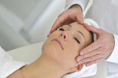 Kaplıcada dinlenen kadın