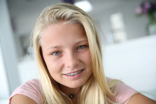 Blond meisje met bretels — Stockfoto