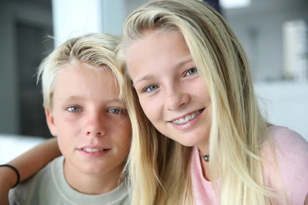 Menino e menina alegre — Fotografia de Stock