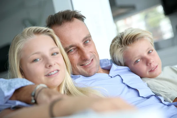 Alleinerziehender Papa mit Kindern — Stockfoto