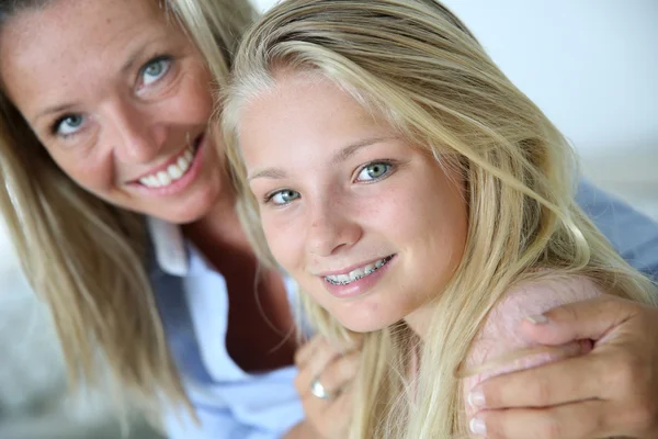 Mãe com filha adolescente — Fotografia de Stock