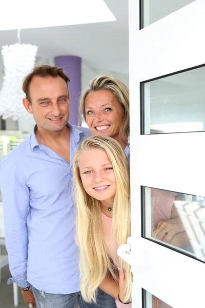 Föräldrar med tjej välkomnande människor hemma — Stockfoto