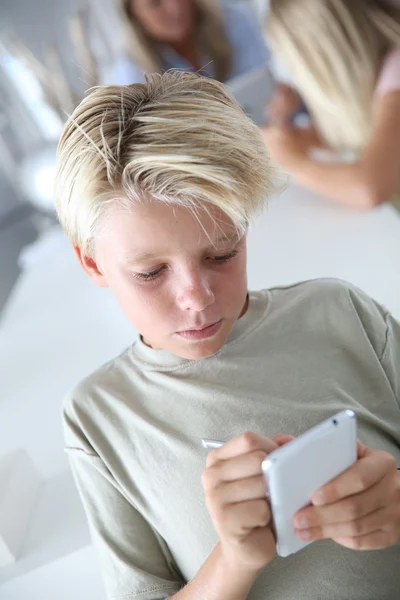 Jongen spelen met smartphone — Stockfoto