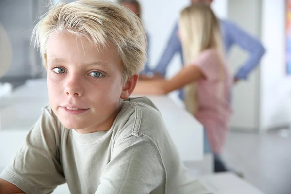 Niño con ojos azules — Foto de Stock