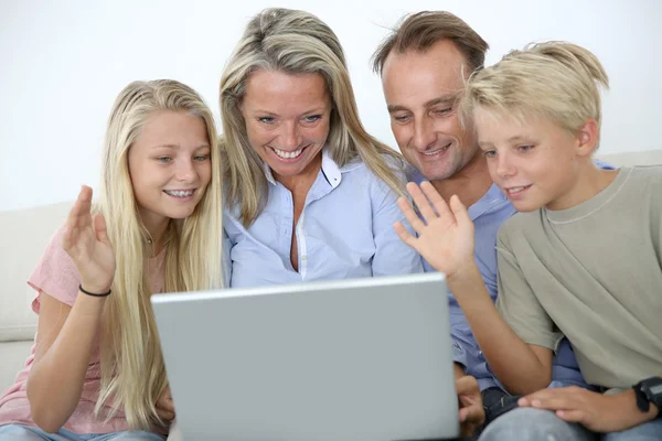 Family connected on internet — Stock Photo, Image